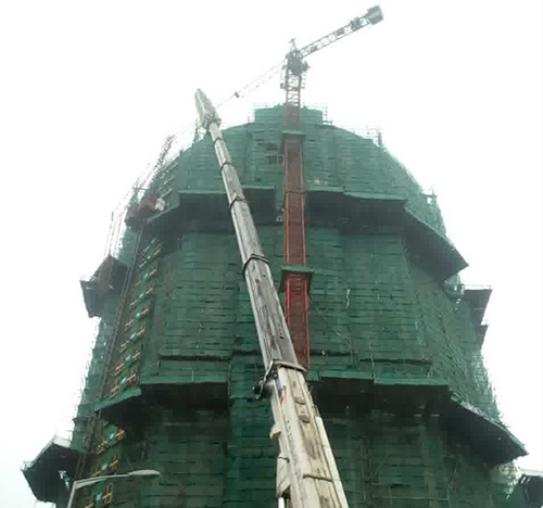 东川吊车在工地上作业